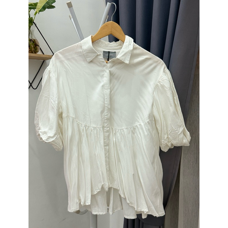 Kemeja putih This Is April. Model peplum. Baru sekali pakai. LIKE NEW BGT BGT. Harga beli 270ribu.