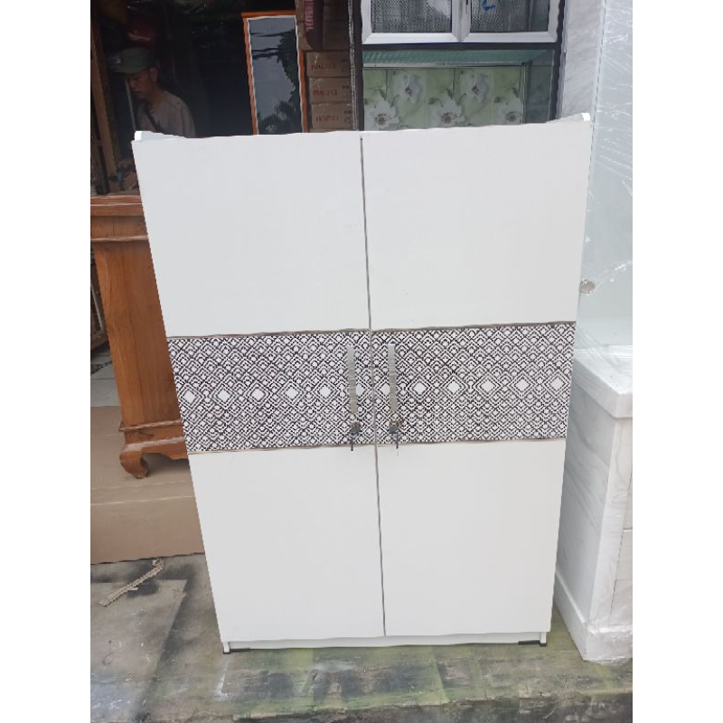 lemari anak. baju pesantren kecil 2 pintu kunci kayu gantungan ambalan sekat3