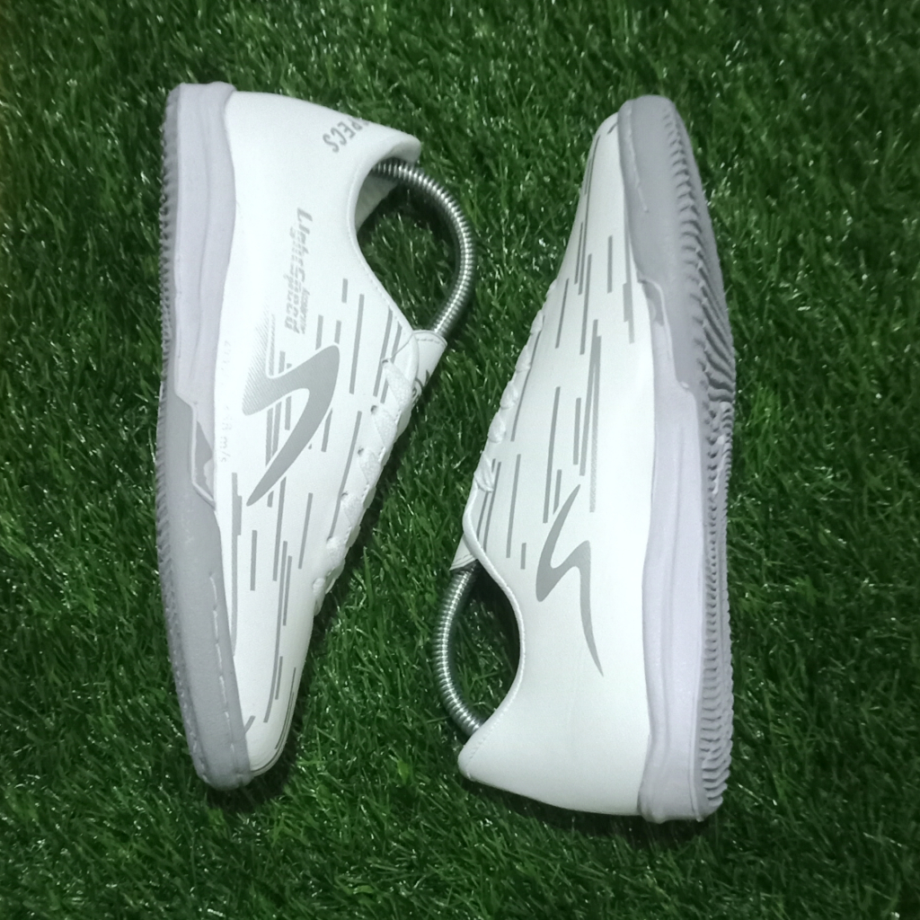 Sepatu Futsal Specs Accelerator Reborn In Putih Silver Olahraga Anak