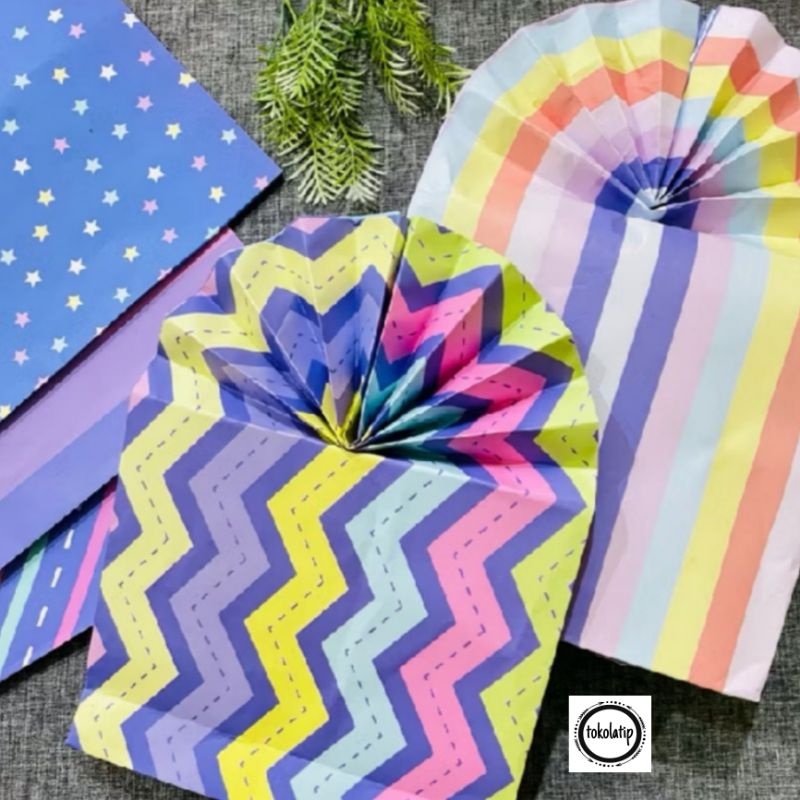 

Kertas Kado Lucu Aesthetic Instan Model Kipas 1 Lembar Size 65×50cm Jadi 23×6×22cm