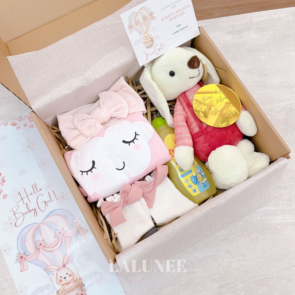 Hampers Baby Born / Kado Lahiran Bayi isi Pakaian Boneka Kaos Bando Bayi
