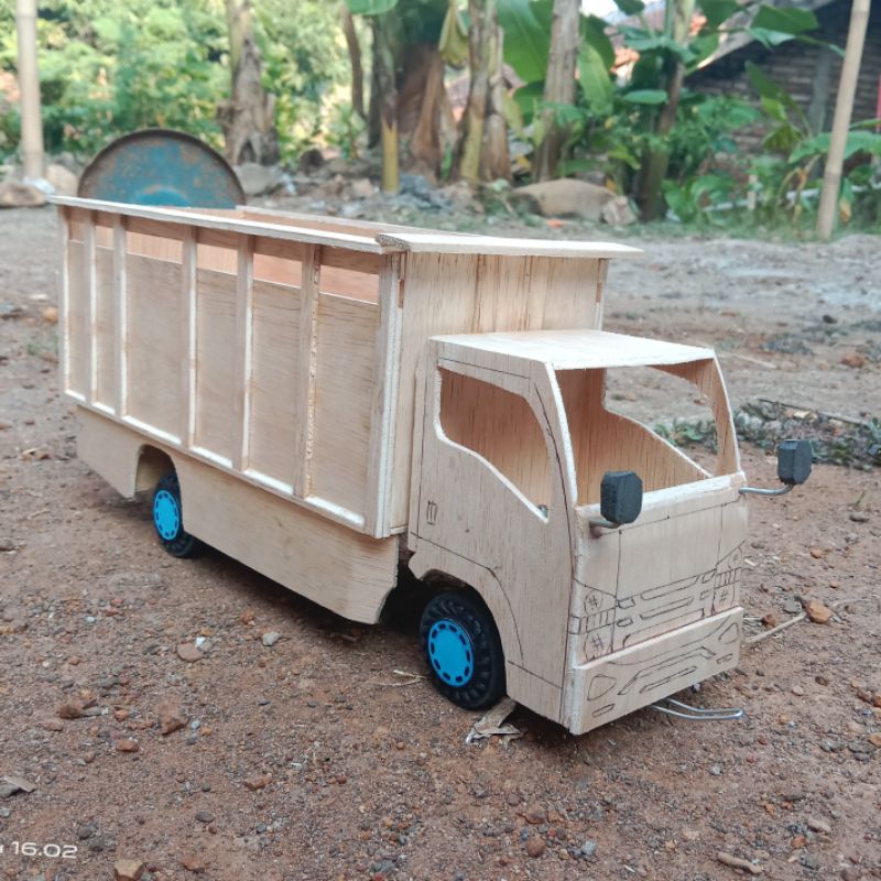 Mainan miniatur truk oleng kayu mentahan
