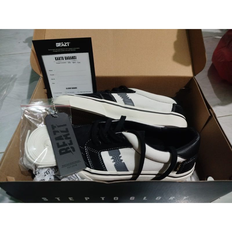 sepatu beazt luxo penguin 8T white