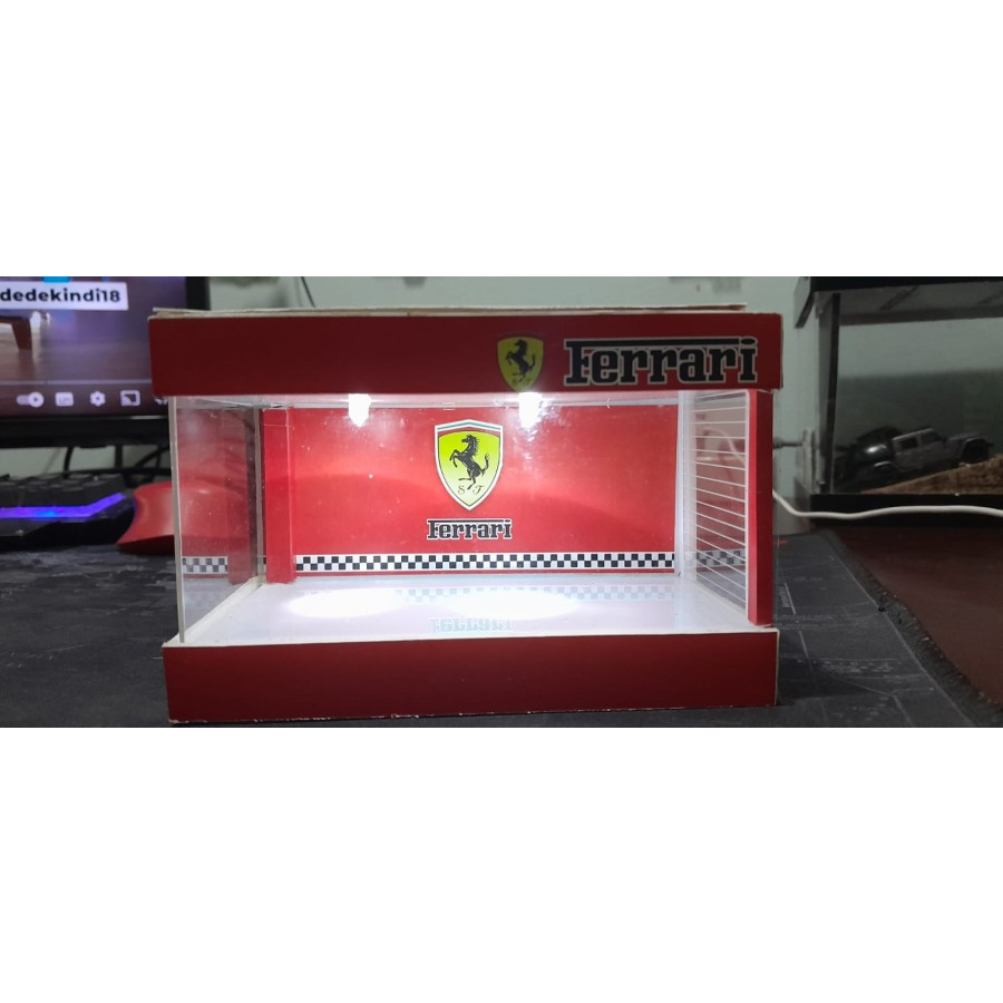 Diorama Ferrari Skala 64