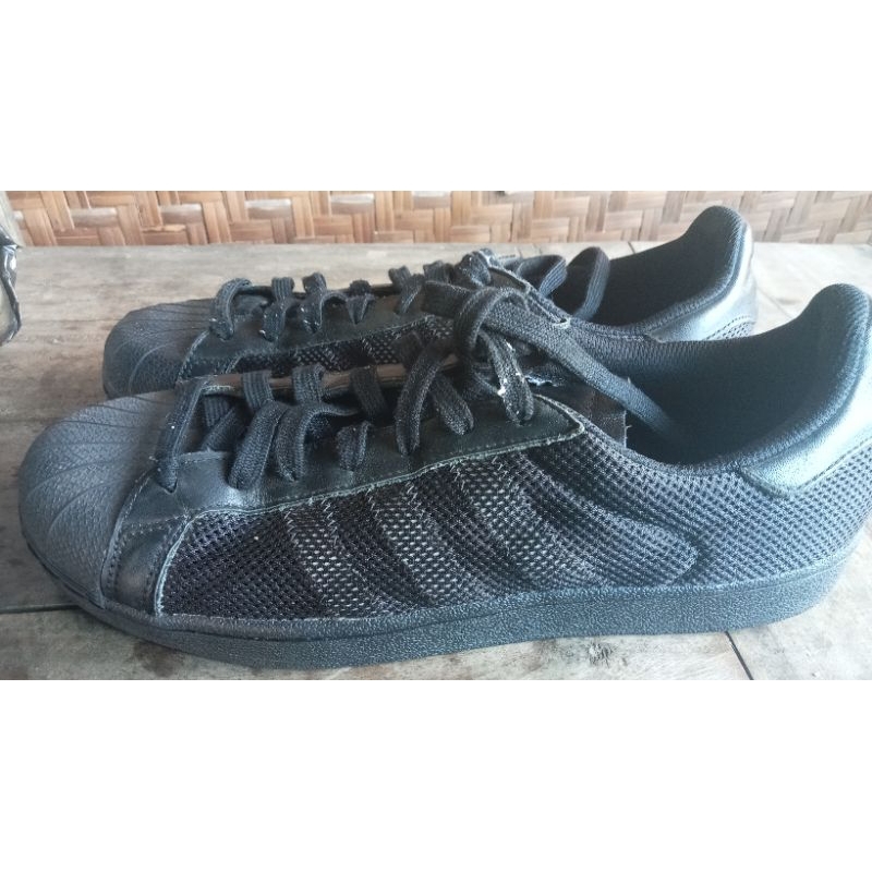 sepatu adinda trefoil hitam