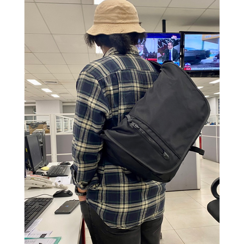 UNIQLO MESSENGER BAG