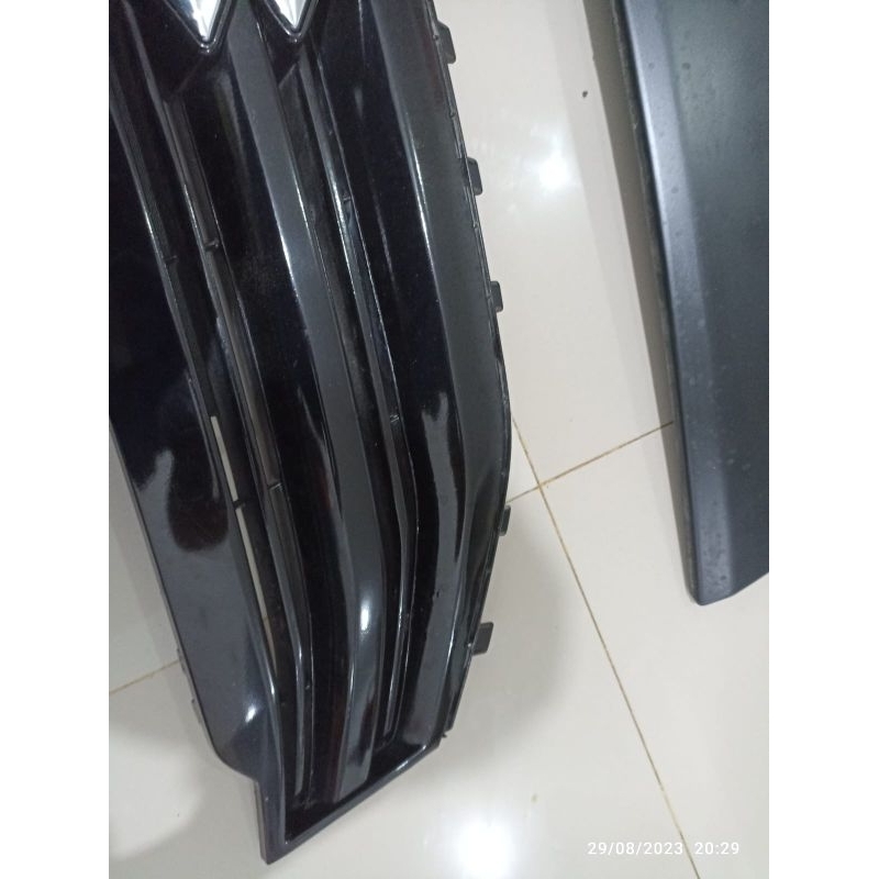Grill ertiga repaint hitam gloss dan cover trunklid ertiga repaint hitam doff.