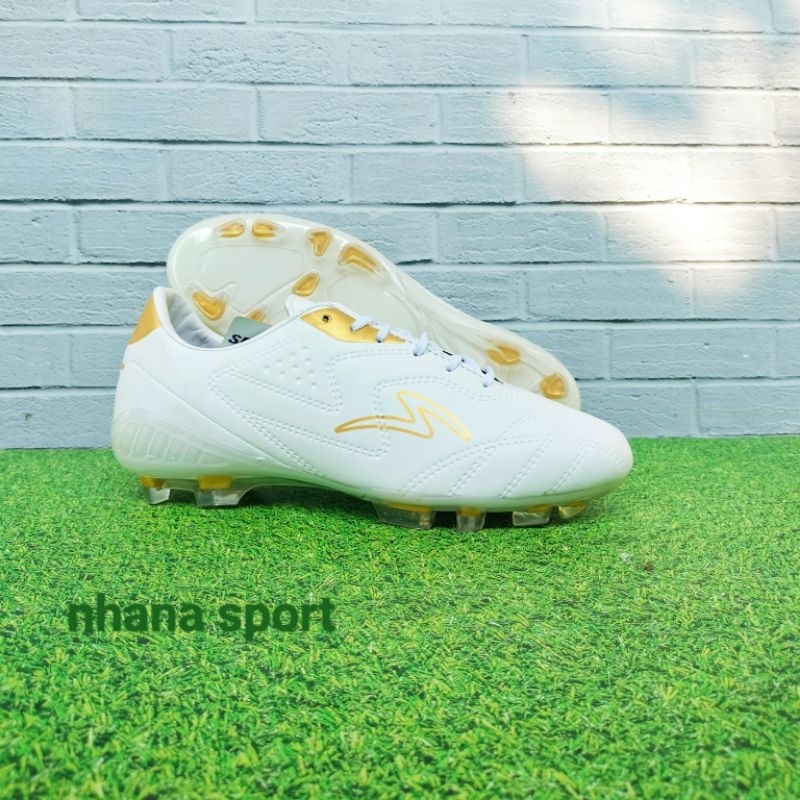 sepatu bola specs terbaru 2023/sepatu bola specs metasala nativ white gold