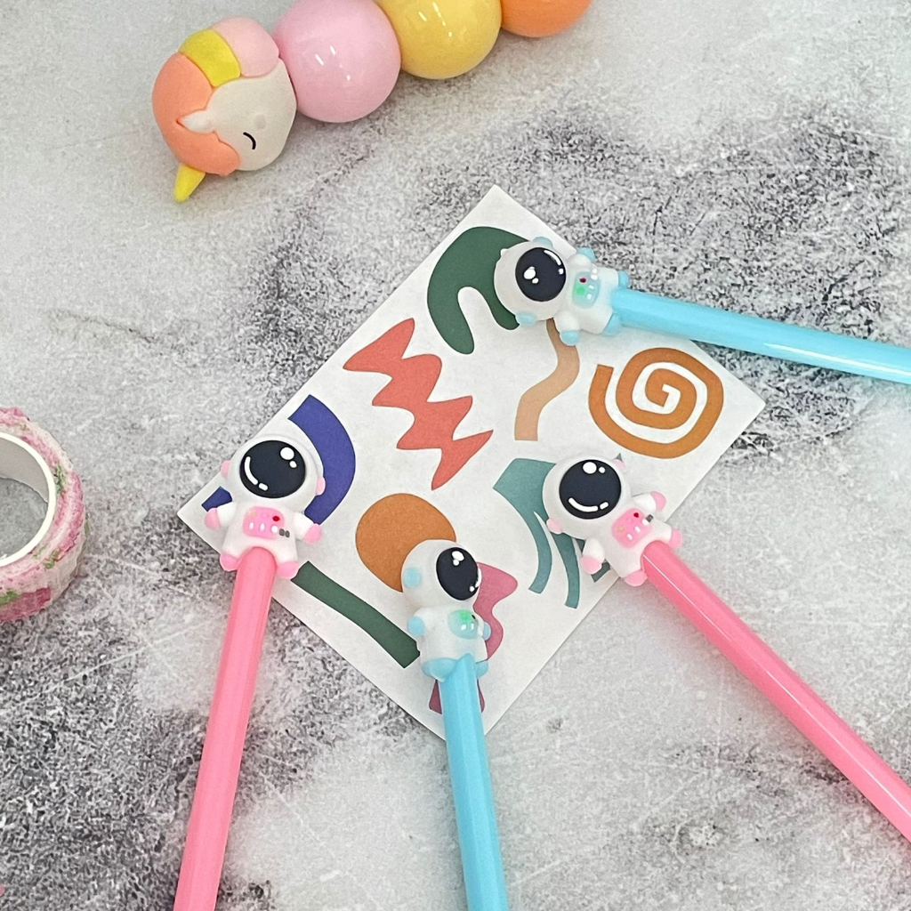 

Pensil Karakter Astronot Luar Angkasa Pink Dan Biru Pensil Graphite Infinite Ajaib Cod