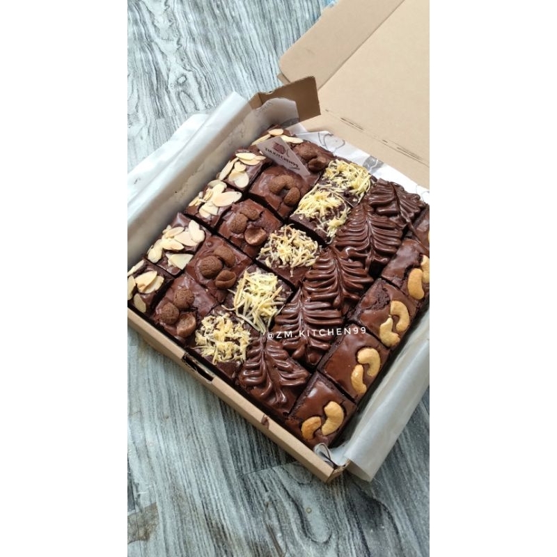 

FUDGY BROWNIES SEKAT/BROWNIES PREMIUM/BROWNIES SHINY CRUST