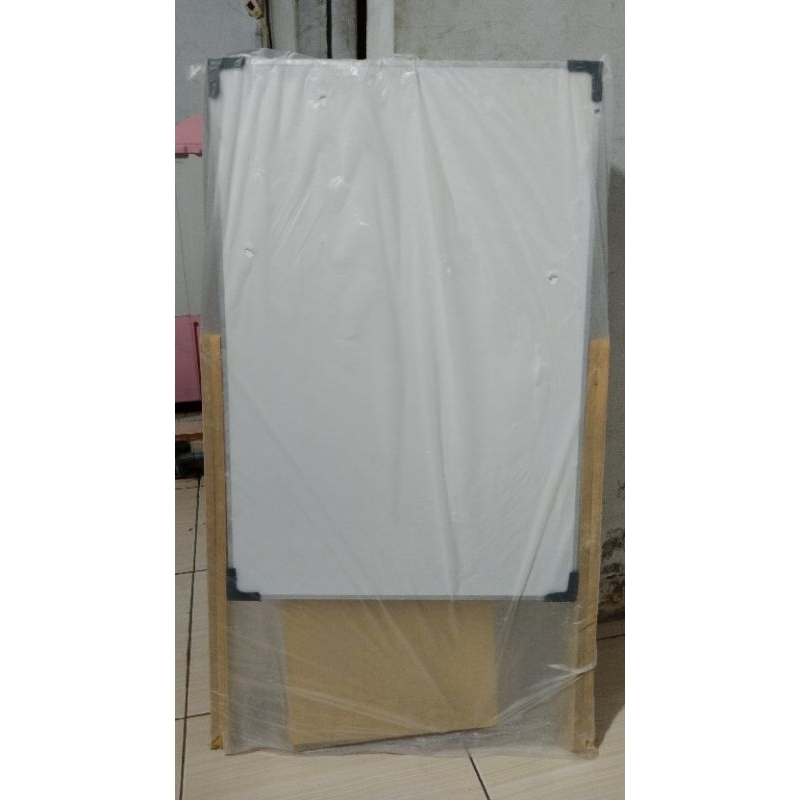

PAPAN TULIS WHITEBOARD PLUS KAKI KAYU LACI 60*80