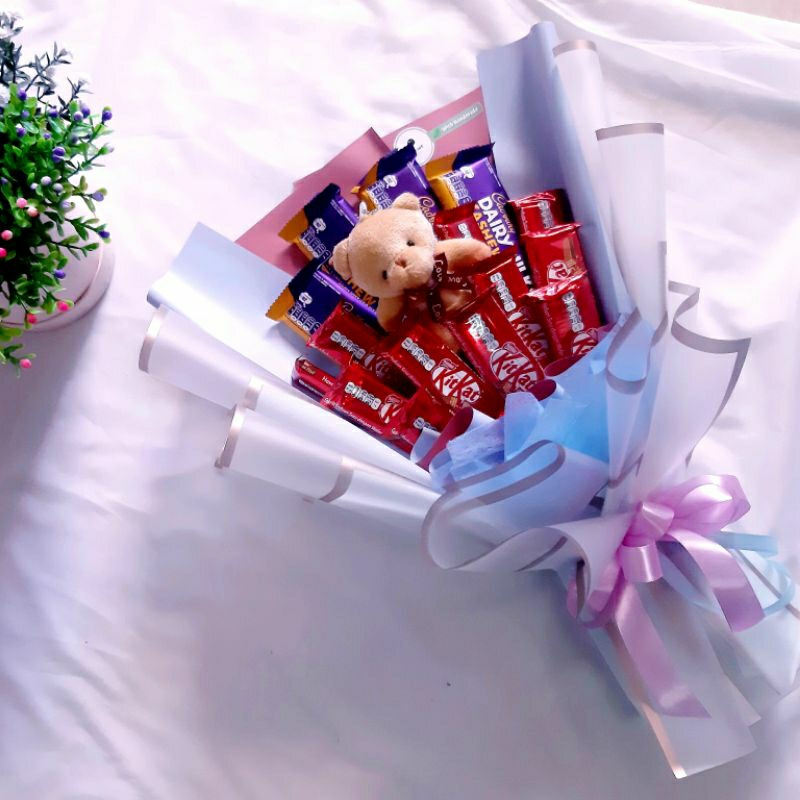

Hadiah Buket Cokelat - Cadbury Kitkat dengan Boneka Mini Teddy Untuk Wisuda Birthday Anniversary