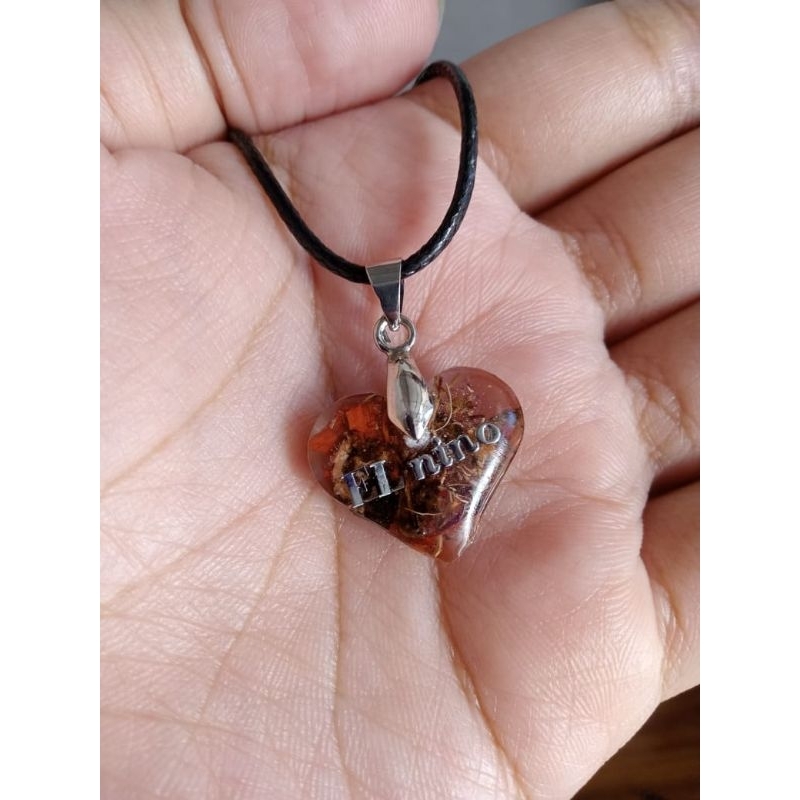 kalung unik dari resin model love