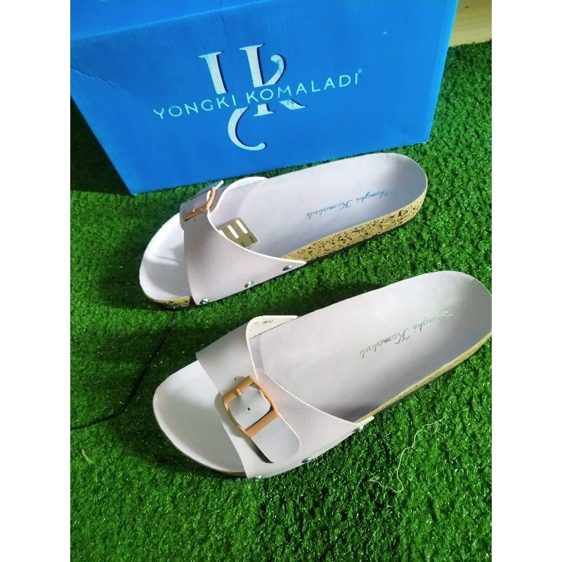 sendal wanita Yongki komaladi
