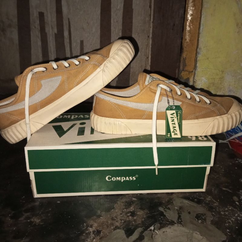 Sepatu compass vintage mustard