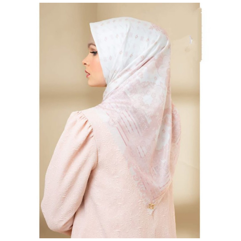 DHARMAWANGSA SCARF GARDENIA WEARING KLAMBY