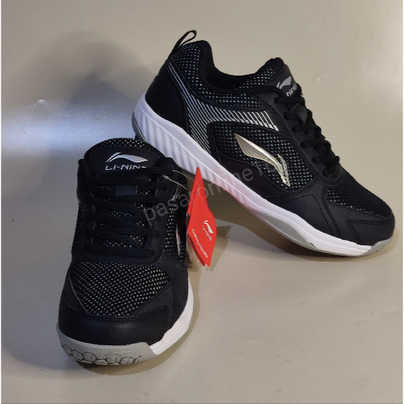 LINING ULTRA SEPATU BADMINTON