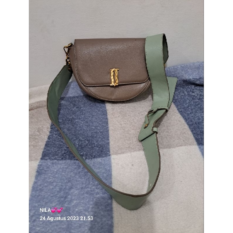 tas selempang brand j.estina kondisi aman pakai wajar