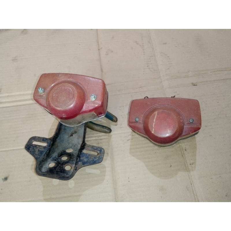 PANGKON SET LAMPU BELAKANG ORIGINAL CB K5,GL100 PLATINA,CB 100,S90Z