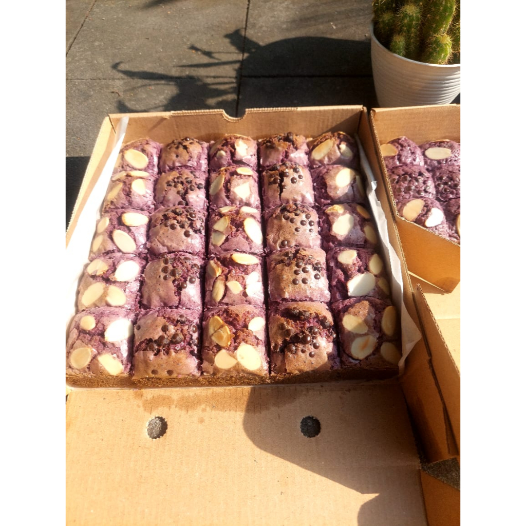 

Fudgy Brownies TARO shiny crush, brownies panggang rasa TARO ukuran 20 x 20 isi 25 potong by mamalen rasa premium