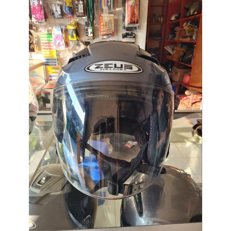 Helm Zeus 611 bekas pakai