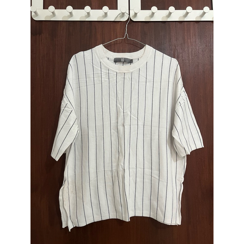 t-shirt / kaos / tee / garis-garis / striped / hitam putih / preloved (nomē)