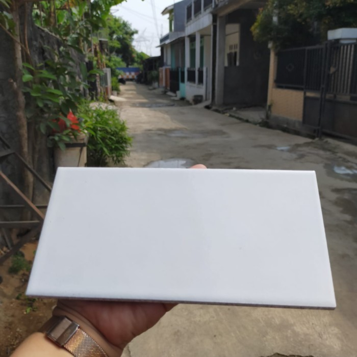 Keramik Mustika Putih Non Bevel 10x20