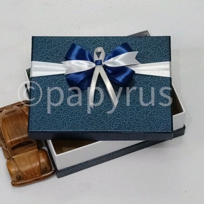 

PAPYRUS Sandwich 15x20 Tinggi 8cm Kotak Kado Gift Box Hadiah Pita B