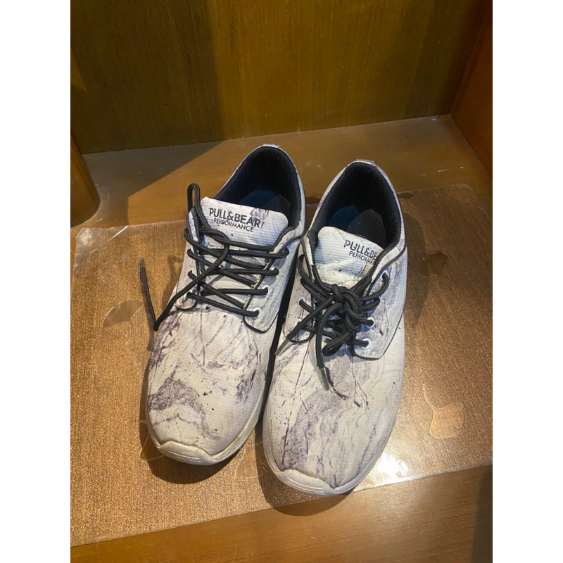 PRELOVED SEPATU PULL AND BEAR