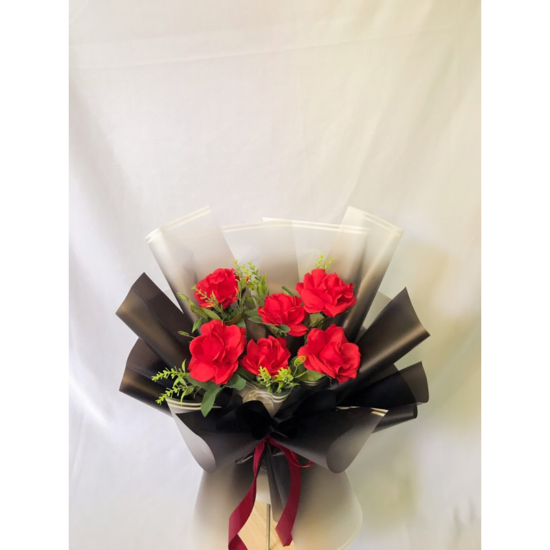 

Bouquet artificial roses | Bucket bunga mawar palsu | buket bunga wisuda, lamaran, sidang, valentine, mothers day | Kado hari ibu, hari guru, lamaran, ulang tahun