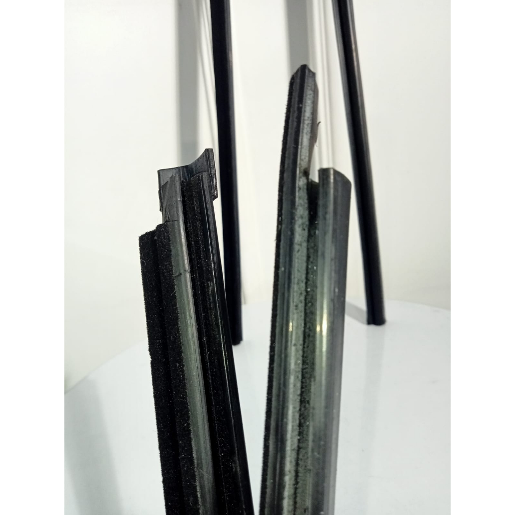 Karet Weatherstrip / Pelipit Kaca Luar Mobil Nissan Terrano