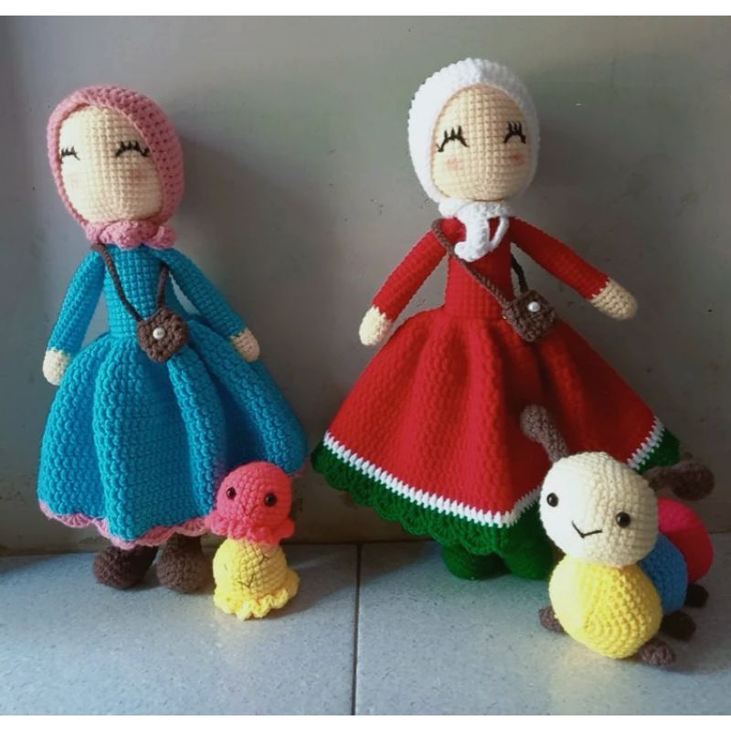 Boneka rajut wanita hijab