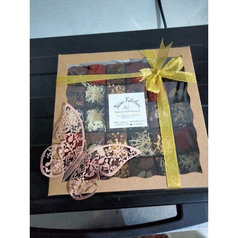 

Dekorasi pita dan note serta hangtag, juga bisa untuk hari guru