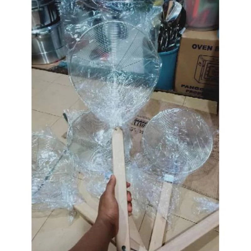 Saringan stainless jumbo gagang kayu/serokan penggorengan besar/saringan kerupuk jumbo