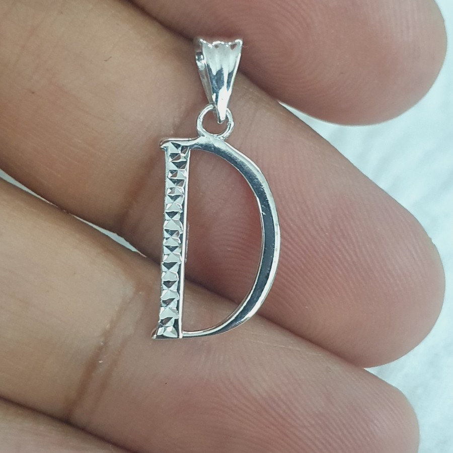 liontin huruf D emas 75% 750 75 % putih