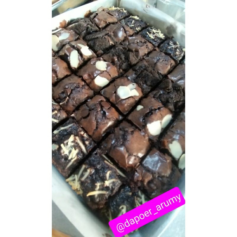 

Fudgy Brownies Coklat Premium Toping 22x22cm (sekat 36)