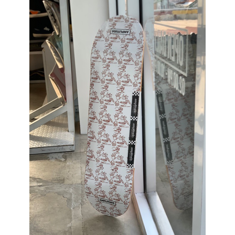 AMPLITUDE SKATEBOARDS DECK “SIGN LANGUAGE” FREE GRIPTAPE