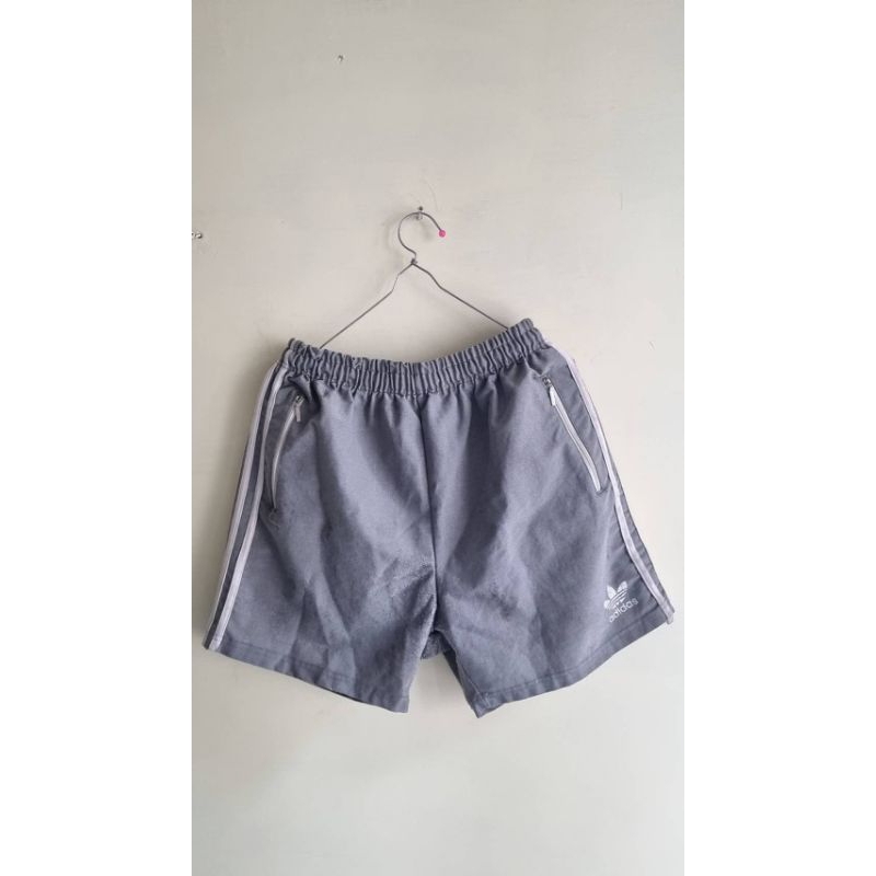 celana pendek Adidas