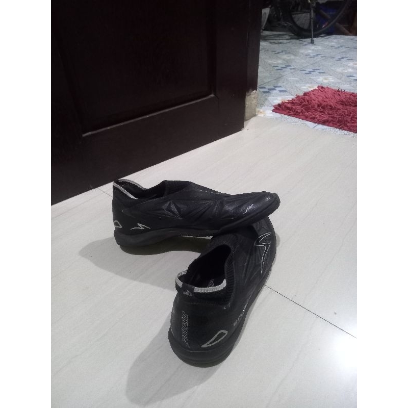 SPECS ACCELERATOR SATU ELITE IN BLACK/SILVER