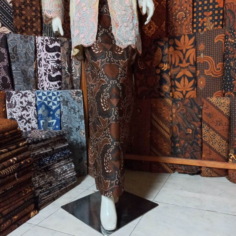 Kain dan Rok Wiru Batik Kembang Wijaya Kusuma Coklat Tua