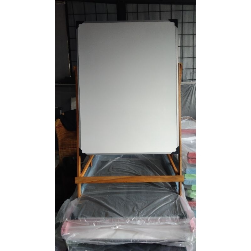 

PAPAN TULIS WHITEBOARD PLUS KAKI KAYU JATI 60×80 NON LACI
