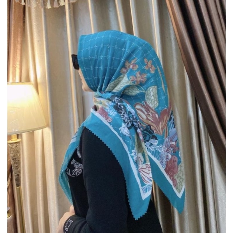 HIJAB SEGI EMPAT VOAL MOTIF BUNGA TOSCA