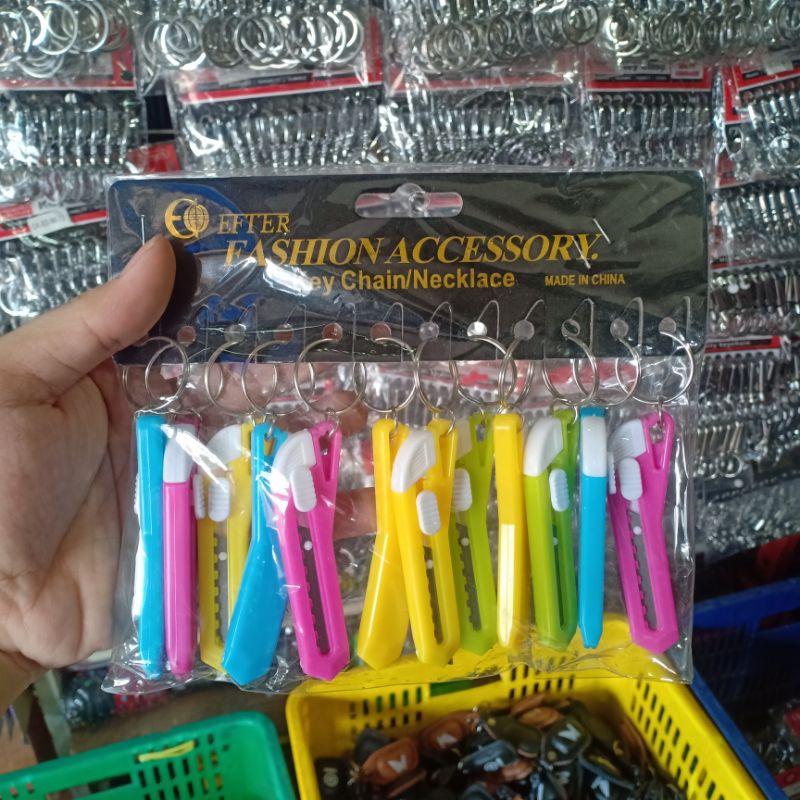 GANTUNGAN KUNCI CUTTER WARNA SOUVENIR SILET SOVENIR