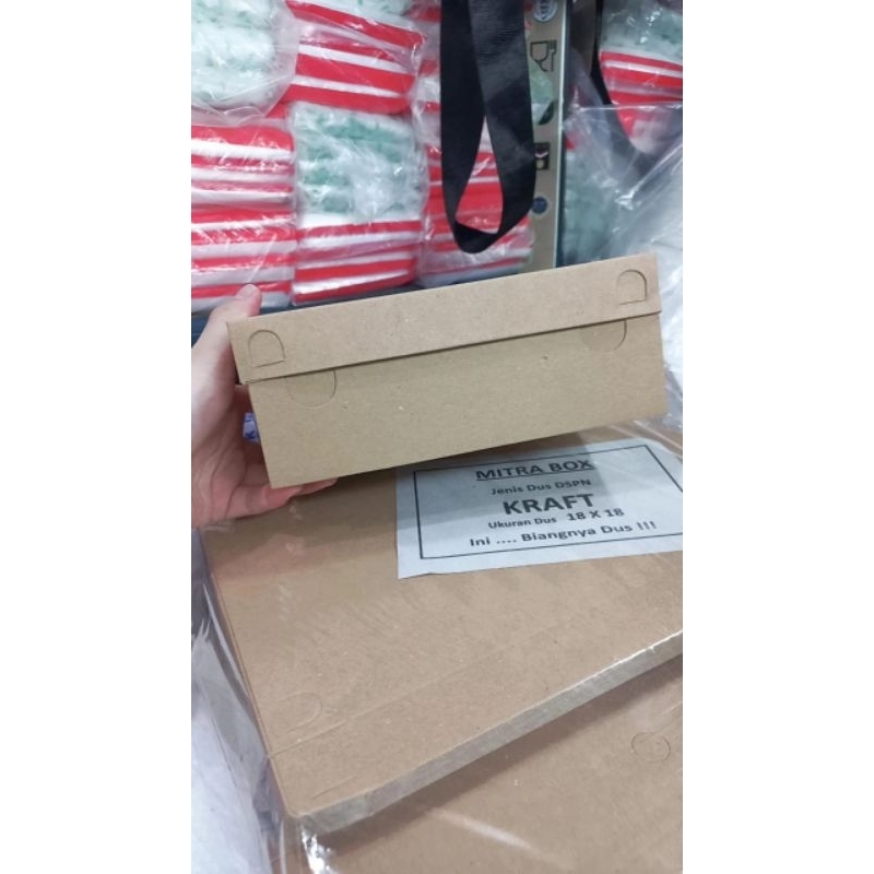 

Dus Nasi Uk.18x18 Dan 20x20 Warna Coklat Polos Kraft / Dus Nasi Coklat / Tutup Pisah