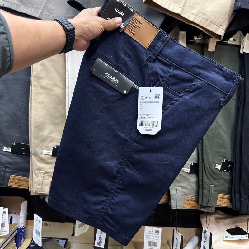 CELANA CHINO PRIA PENDEK PULL AND BEAR