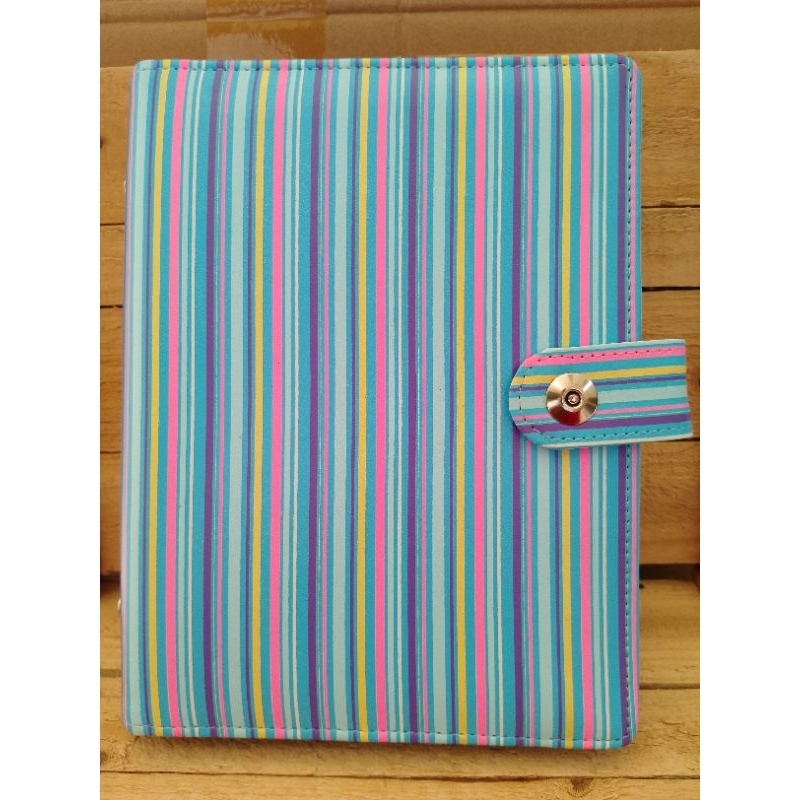 

BINDER A5 COVER KULIT GARIS GARIS D0125 /SPIRAL BESI /KANCING DIDEPAN