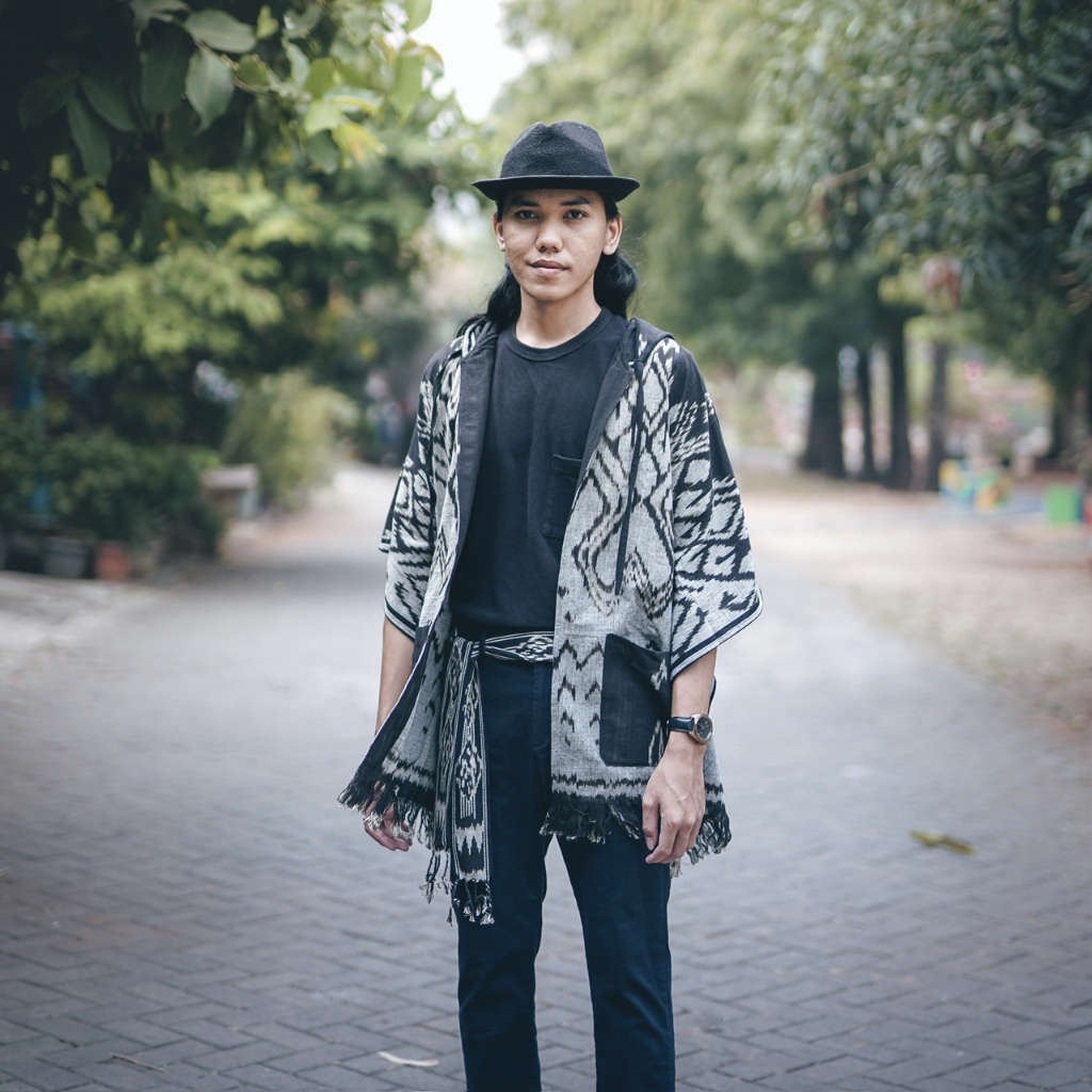 Poncho Hoodie Pria Tenun Etnik Toraja