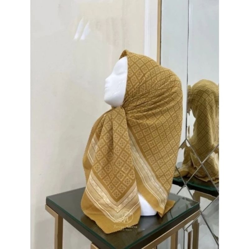 HIJAB SEGIEMPAT VOAL MOTIF SMICAN KUNING
