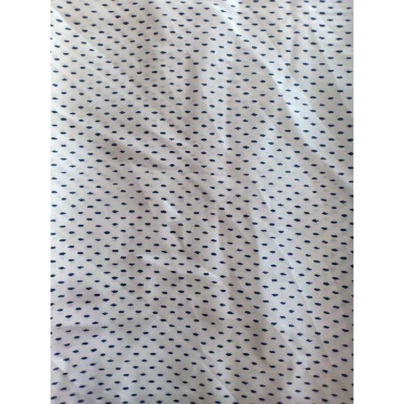 KAIN SATIN MOTIF POLKADOT DASAR PUTIH (3,6 m = Rp 90.000)