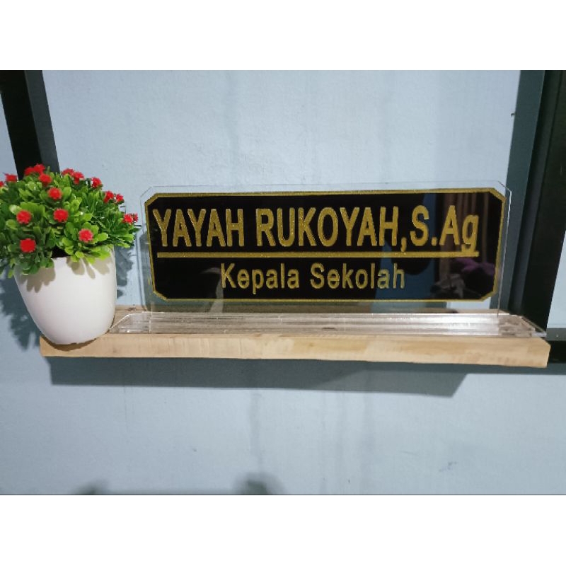 Papan Nama meja Berdiri untuk Kepala Sekolah Akrilik Batam termurah